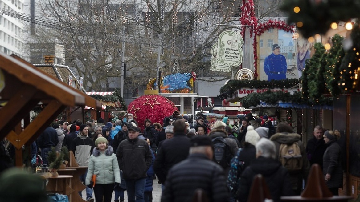 Βερολίνο: Ξανάνοιξε η χριστουγεννιάτικη αγορά μετά την τρομοκρατική επίθεση